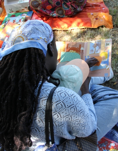Bib en vadrouille - Maman et son fils dans un parc qui lit des livres