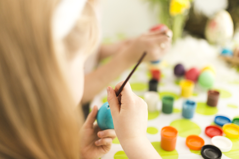 enfant réalisant une activité créative