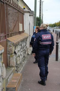 Police Municipale effectuant surveillance maison (C) Chloé Lafitte