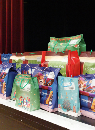 Noël du CCAS - Cadeaux devant la scène