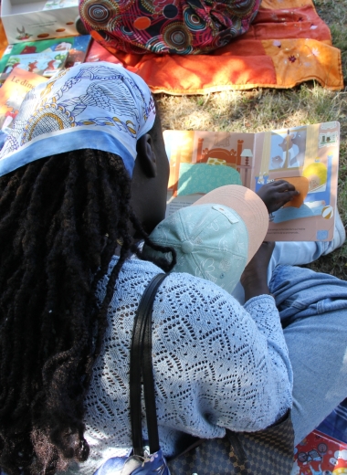 Bib en vadrouille - Maman et son fils dans un parc qui lit des livres