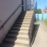 06 - Les CE1 emprunteront l'escalier extérieur et la porte extérieure