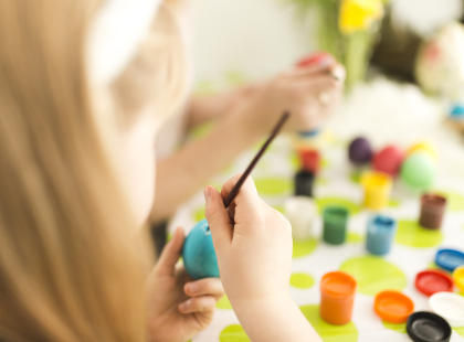 enfant réalisant une activité créative
